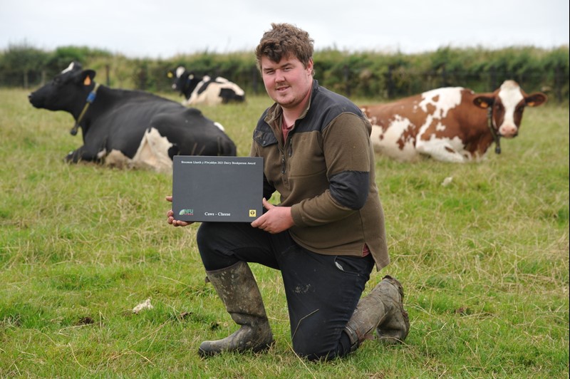 Harri Vaughan with his award