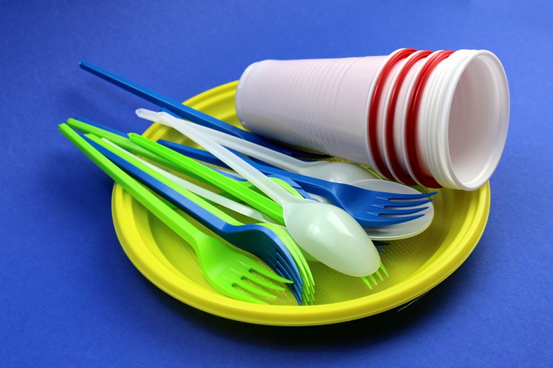 An image showing plastic forks and cups 